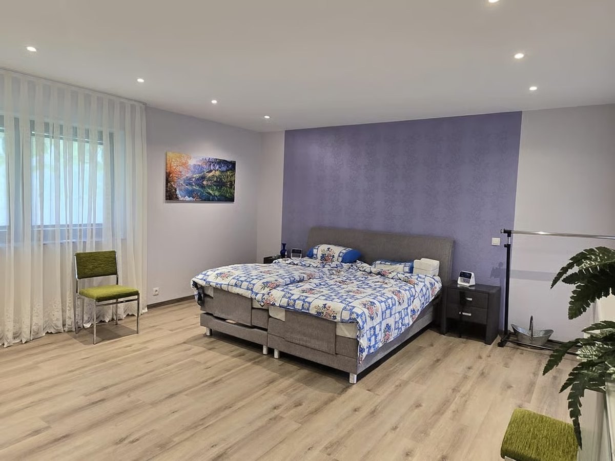 Schlafzimmer I – Boxspringbett · Terrassentür