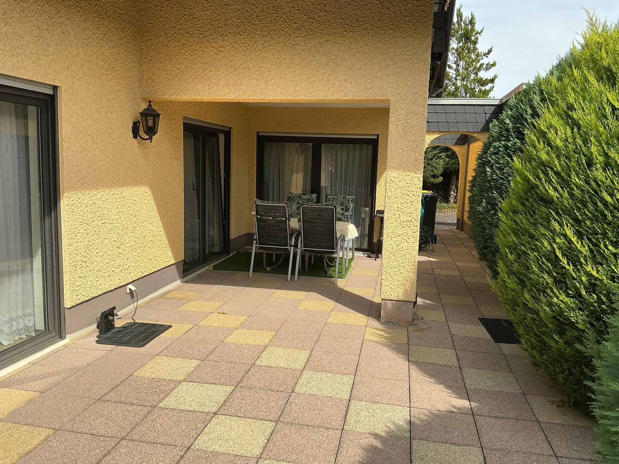 Überdachte Terrasse – Geschützt im Freien sitzen